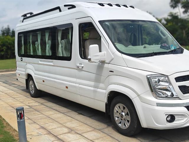 16 seater Luxury Force Urbania – front three-quarter view